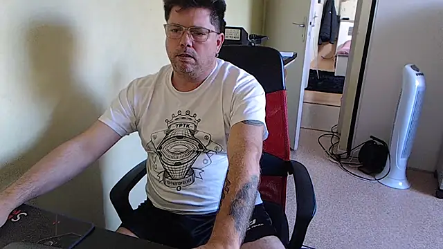 Snapshot of blueandwhite1 chatting on October 2025 09:21:02 AM blueandwhite1 online show from October 2025 09:21:02 AM