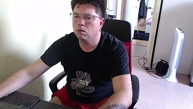 Snapshot of blueandwhite1 chatting on October 2025 03:01:02 PM blueandwhite1 online show from October 2025 03:01:02 PM