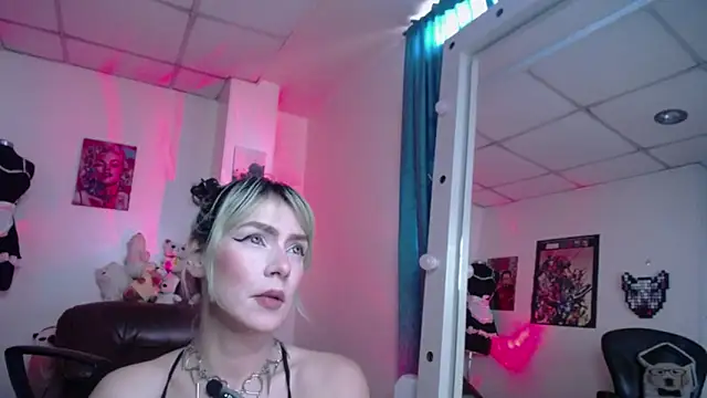 Snapshot of pom-purin chatting on April 2026 01:11:01 PM pom-purin online show from April 2026 01:11:01 PM