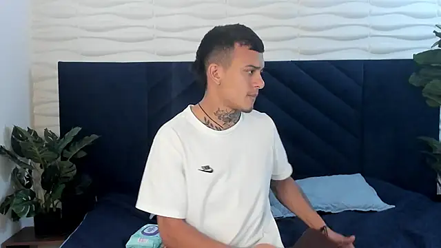 MrJustin  online show from December 2025 08:35:01 PM