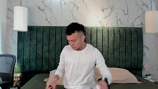 MrJustin  online show from December 2025 08:15:02 PM