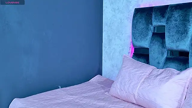 Luna sophya online show from September 2025 11:48:01 AM