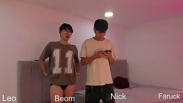 Snapshot of Handsomeboyss19 chatting on September 2025 10:43:02 PM Handsomeboyss19 online show from September 2025 10:43:02 PM