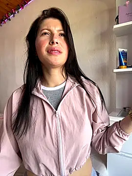 Mia salinass online show from November 2025 07:01:02 PM