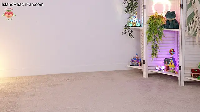 Snapshot of Island_Peach chatting on May 2026 08:06:02 PM Island Peach online show from May 2026 08:06:02 PM