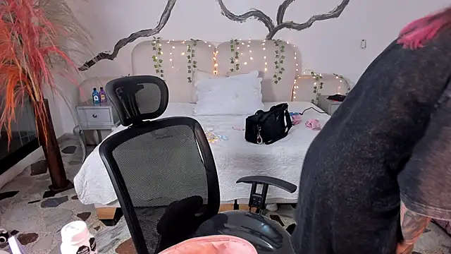 SarahCastro1  online show from October 2025 05:02:02 AM