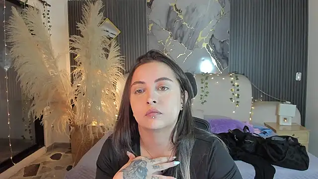 SarahCastro1  online show from February 2026 03:48:01 AM