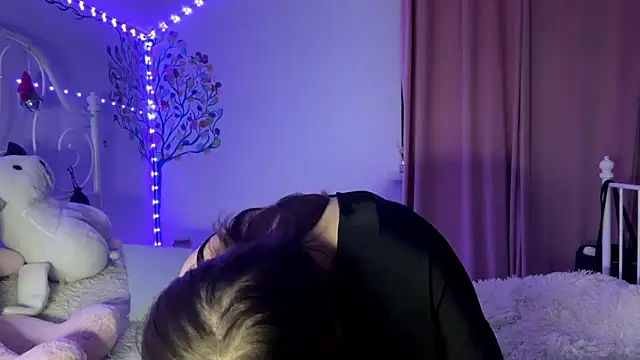 Snapshot of HoneyMist chatting on October 2025 06:05:01 PM HoneyMist online show from October 2025 06:05:01 PM