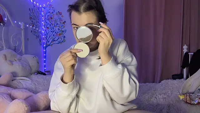 Snapshot of HoneyMist chatting on October 2025 03:07:01 PM HoneyMist online show from October 2025 03:07:01 PM