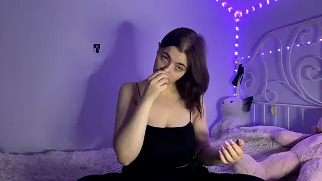 Snapshot of HoneyMist chatting on November 2025 05:02:01 PM HoneyMist online show from November 2025 05:02:01 PM