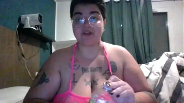 Snapshot of PirateXL chatting on April 2026 11:24:02 PM PirateXL online show from April 2026 11:24:02 PM