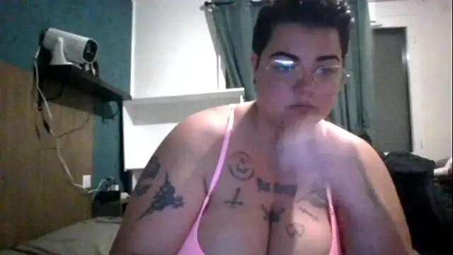 Snapshot of PirateXL chatting on April 2026 10:40:02 PM PirateXL online show from April 2026 10:40:02 PM