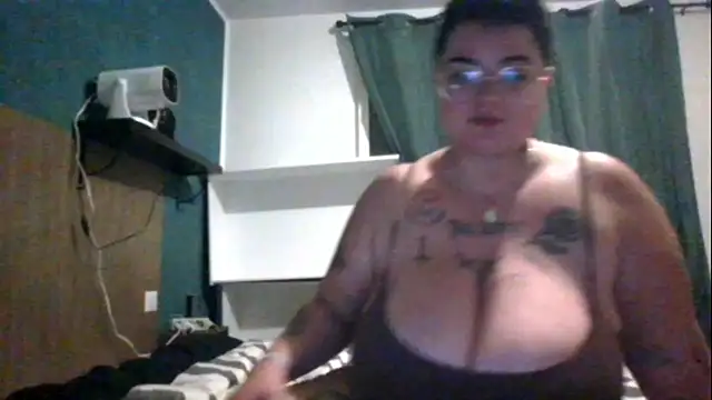 Snapshot of PirateXL chatting on April 2026 11:40:02 PM PirateXL online show from April 2026 11:40:02 PM