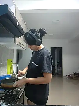 yohacriss online show from November 2025 12:31:02 AM