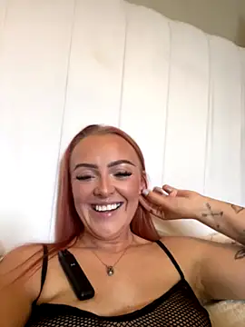 Snapshot of RedHeadRoxyUK chatting on October 2025 10:00:02 AM RedHeadRoxyUK online show from October 2025 10:00:02 AM