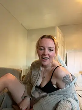 Snapshot of RedHeadRoxyUK chatting on November 2025 11:43:01 AM RedHeadRoxyUK online show from November 2025 11:43:01 AM