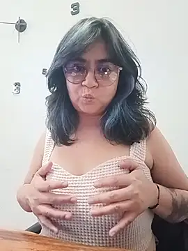 Snapshot of LylaVixxen chatting on April 2026 05:06:01 PM LylaVixxen online show from April 2026 05:06:01 PM