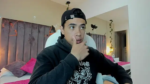 Snapshot of Muscle_Scott chatting on October 2025 12:13:02 PM Muscle Scott online show from October 2025 12:13:02 PM