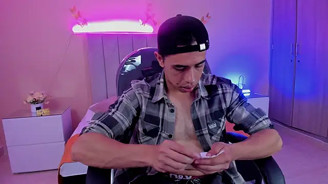 Snapshot of Muscle_Scott chatting on November 2025 12:59:02 PM Muscle Scott online show from November 2025 12:59:02 PM