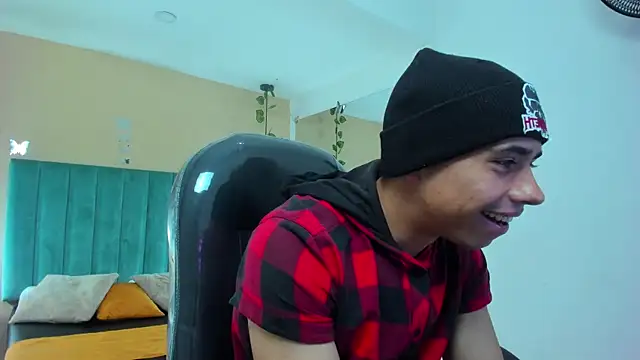 Snapshot of Muscle_Scott chatting on December 2025 12:32:01 PM Muscle Scott online show from December 2025 12:32:01 PM