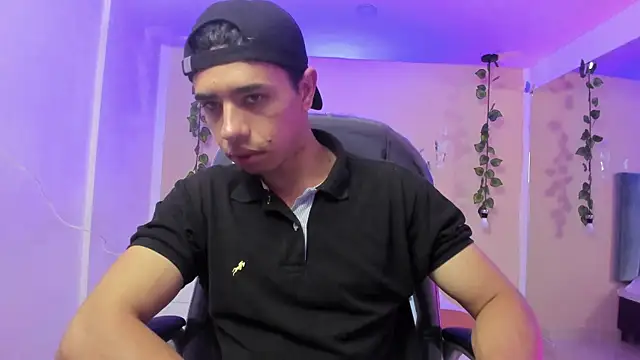 Snapshot of Muscle_Scott chatting on December 2025 12:47:01 PM Muscle Scott online show from December 2025 12:47:01 PM