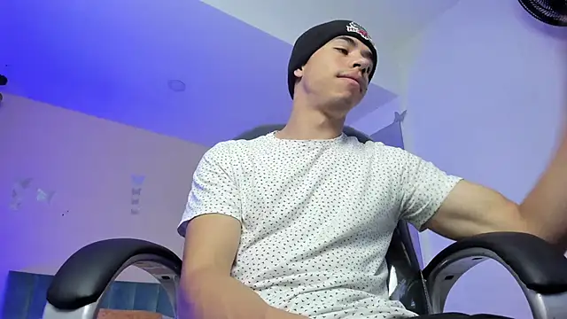 Snapshot of Muscle_Scott chatting on December 2025 02:11:01 PM Muscle Scott online show from December 2025 02:11:01 PM