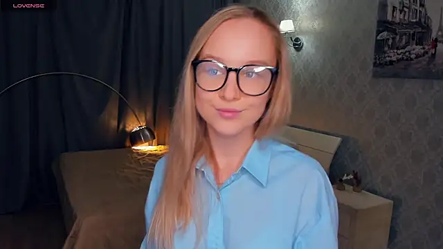 SoonMoor online show from November 2025 06:17:01 PM