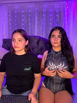 Snapshot of Ashley_and_Zoe chatting on September 2025 12:10:01 AM Ashley and Zoe online show from September 2025 12:10:01 AM