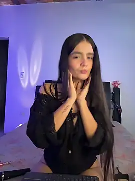 Snapshot of Ashley_and_Zoe chatting on November 2025 04:33:01 PM Ashley and Zoe online show from November 2025 04:33:01 PM