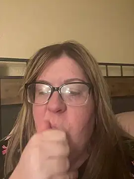Snapshot of sexymommy1988 chatting on April 2026 03:26:01 AM sexymommy1988 online show from April 2026 03:26:01 AM