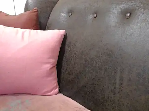 Snapshot of bustylaura4u chatting on March 2026 11:00:02 PM bustylaura4u online show from March 2026 11:00:02 PM