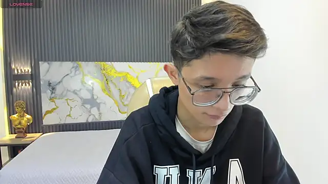 SantiagoRusso18 online show from September 2025 01:11:01 PM