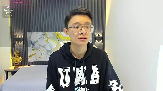 SantiagoRusso18 online show from September 2025 01:02:02 PM