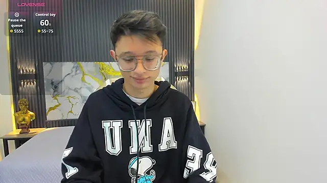 SantiagoRusso18 online show from September 2025 12:08:02 PM