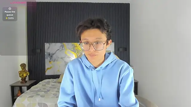 SantiagoRusso18 online show from December 2025 08:23:01 AM