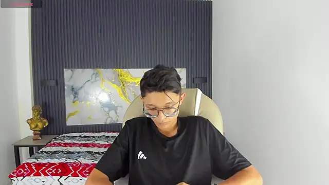 SantiagoRusso18 online show from December 2025 02:45:02 PM