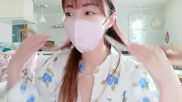 Snapshot of SUZU_1201 chatting on April 2026 12:38:02 AM SUZU 1201 online show from April 2026 12:38:02 AM