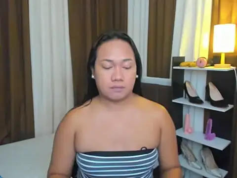 Snapshot of TsUncutKaren chatting on September 2025 04:43:02 PM TsUncutKaren online show from September 2025 04:43:02 PM