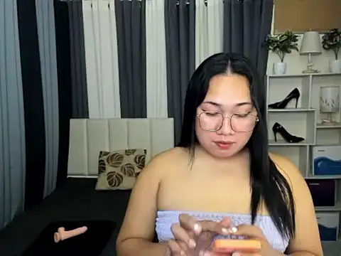 TsUncutKaren online show from February 2026 04:52:02 PM