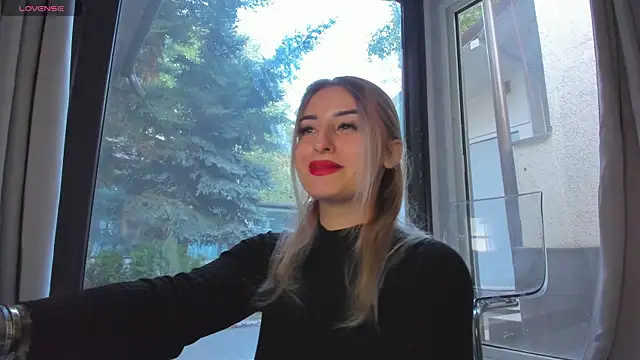 Snapshot of Ella_Vee chatting on October 2025 05:02:02 AM Ella Vee online show from October 2025 05:02:02 AM