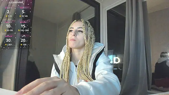 Snapshot of Ella_Vee chatting on October 2025 03:03:02 AM Ella Vee online show from October 2025 03:03:02 AM