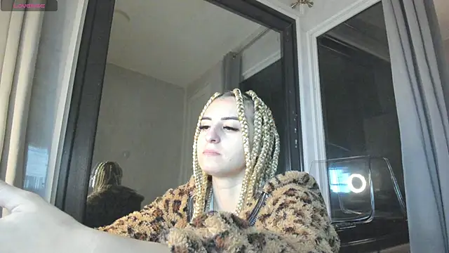 Snapshot of Ella_Vee chatting on October 2025 04:07:02 AM Ella Vee online show from October 2025 04:07:02 AM