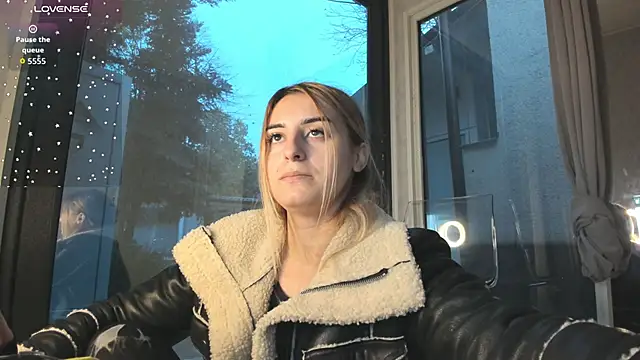 Ella Vee online show from November 2025 06:02:02 AM