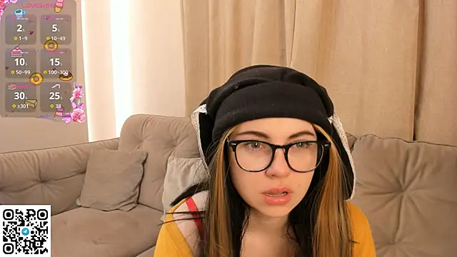 Snapshot of EvaBlimey chatting on October 2025 06:48:01 AM EvaBlimey online show from October 2025 06:48:01 AM