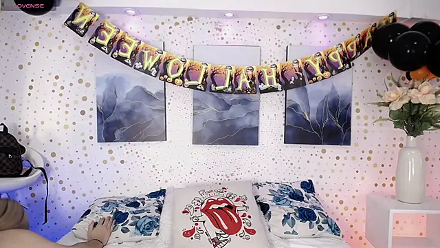 Emily Vaughan online show from October 2025 03:29:02 AM