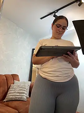 Tayler Kim online show from February 2026 06:41:01 PM