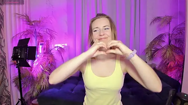 Snapshot of MeggySun chatting on October 2025 02:29:01 PM MeggySun online show from October 2025 02:29:01 PM