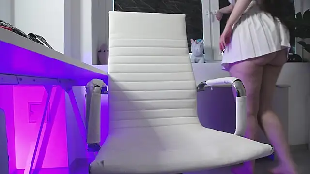 Snapshot of LeiaCrane chatting on April 2026 05:07:02 AM LeiaCrane online show from April 2026 05:07:02 AM