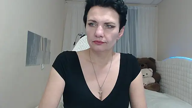 AvaSaturnian online show from November 2025 01:33:02 PM