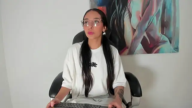 Roseaurora online show from December 2025 12:58:02 PM